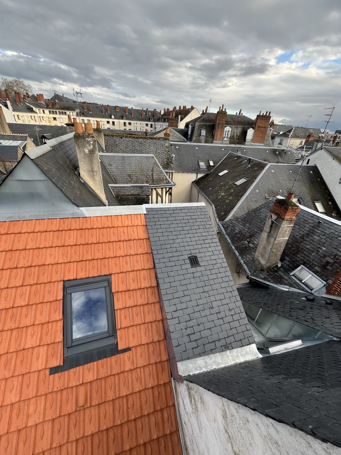 Réfection de toiture : couvertures en ardoise et en tuiles, avec fenêtre de toit